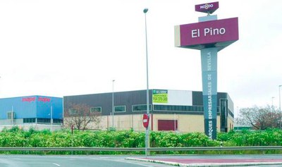 Monolito identificativo a la entrada del Polígono Industrial El Pino
