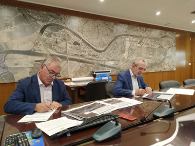Marcos Martín y Juan Manuel Flores, firman el Acta de cesión de estas carreteras, en representación del Ministerio de Transportes y el Ayuntamiento de Sevilla, respectivamente