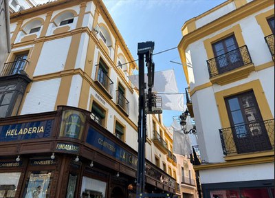Montaje de los toldos en la sevillana calle Sierpes