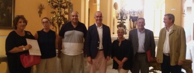 Los delegados de Hábitat Urbano y del distrito Nervión, posan junto con el gerente de Urbanismo y el equipo de la Gerencia autor del Catálogo 