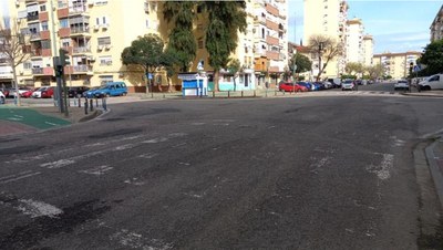 Calzada de una calle de Sevilla con parches de aglomerado