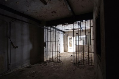 Imagen antigua del interior de uno de los calabozos de la extinta Jefatura Superior de Policía, antes de las obras iniciadas para su transformación en hotel de alta gama