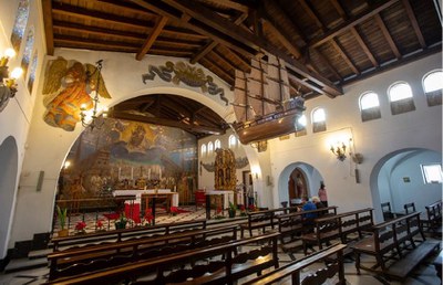 Interior de la Capilla del Carmen de Elcano, con la réplica de un antiguo galeón colgando del techo y los bellos frescos que la decoran 