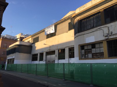 Imagen exterior del edificio de uno de los laterales del antiguo mercado de la Puerta de la Carne