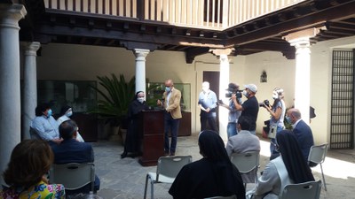 Encarnación Rodríguez (Sor Natividad) firma el convenio de colaboración con el Ayuntamiento, en presencia del delegado Antonio Muñoz, y bajo la mirada de Fray Eduardo y Sor Adela, responsables de la Capillita de San José y el convento Madre de Dios