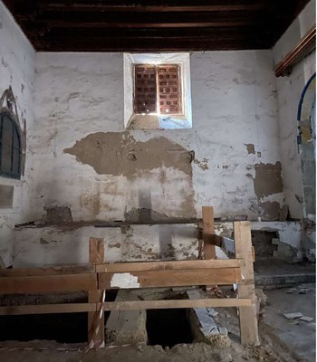 Vista frontal de la Sala de Profundis, sin pavimento y con una parte excavada