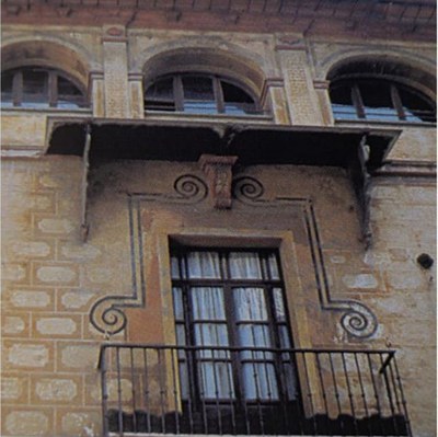 Fachada de edificio en la calle Muñoz y Pavón con pérdida de acabados históricos con cal pigmentada, en este caso pinturas murales con  sillería fingida 