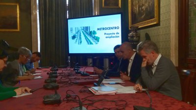 El delegado de Hábitat Urbano, explica los acuerdos de la Gerencia de Urbanismo acompañado del gerente y el director Técnico de este organismo