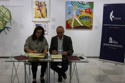 El delegado de Hábitat Urbano junto y la decana del colegio de arquitectos de Sevilla durante la firma del protocolo de colaboración entre ambas instituciones
