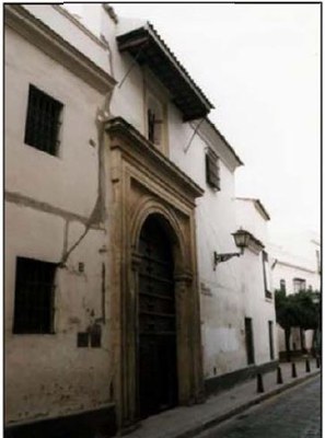 Entrada principal al convento, en la calle Doña María Coronel