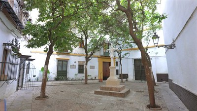 Plaza de Santa Marta con el crucero de San Lázaro luciendo en su emplazamiento original tras su restauración