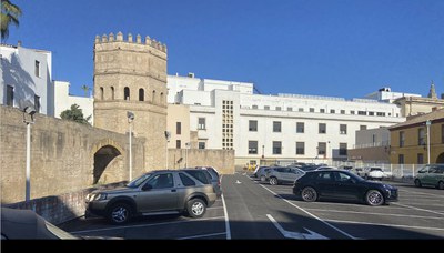 Vista general del aparcamiento instalado ahora en el solar del antiguo Corral de las Herrerías, junto a la Torre de la Plata, que se eliminará tras el verano