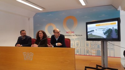El Jefe del Servicio de Conservación de la Edificación de la Gerencia de Urbanismo, José Julián Espinosa, explica los detalles técnicos del anteproyecto en presencia de la delegada del distrito y del coordinador general de Participacion Ciudadana 