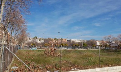 Vista de un solar pendiente de edificar en Sevilla Este