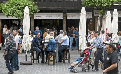 Veladores de un establecimiento de la Plaza del Salvador antes de la pandemia