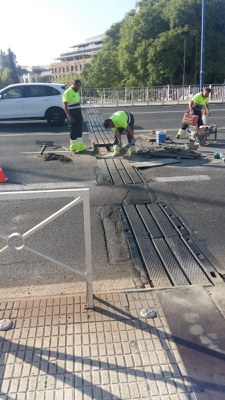 Trabajos puntuales de reparación de las juntas del tablero del puente realizados por Urbanismo el pasado año. Ahora se intervendrá de manera integral 