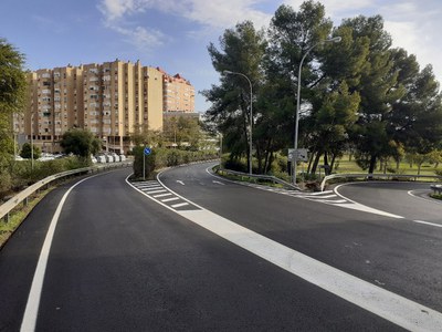 El nuevo pavimento mejora las condiciones de seguridad vial en este punto, clave para acceder a Sevilla Este y al P.I. El Pino