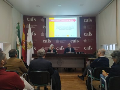 El Gerente de Urbanismo y la presidenta del Colegio de Administradores de Fincas se dirigen a los asistentes en un momento de la presentación de la nueva APP