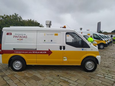 Nuevos furgones incorporados al servicio de eliminación de pintadas en fachadas de espacios públicos 