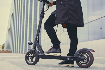 Usuaria de patinete eléctrico sobre uno de estos vehículos