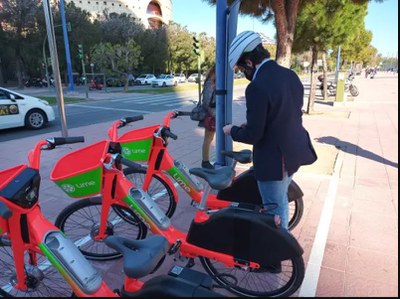 Un ciudadano se dispone a alquilar una bicicleta eléctrica desde una de las zonas de estacionamiento