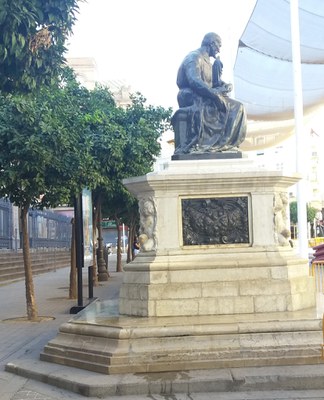 Monumento al escultor Martínez Montañés tras las labores de limpieza efectuadas
