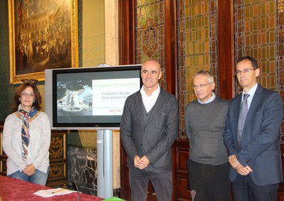 El delegado de Hábitat Urbano junto con personal de Emasesa y de la Gerencia de Urbanismo antes de explicar el proyecto de intervención municipal previsto