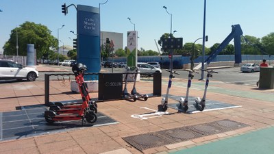 Punto de recarga con energía solar instalado entre las Avenidas Marie Curie y Camino de los Descubrimientos, en la Isla de la Cartuja