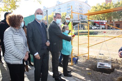El alcalde introduce la cápsula del tiempo en el solar, como símbolo del inicio de las obras