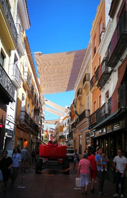 Trabajos de instalación de las lonas en la calle Sierpes