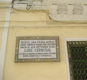 Azulejo de la fachada del inmueble donde se explica que se trata de la casa natal del poeta sevillano