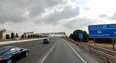 Varios coches circulan por la carretera SE-20 a la altura del desvío para el aeropuerto