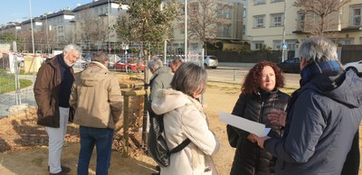 La delegada del distrito, Carmen Fuentes, atiende a las explicaciones de los técnicos de Urbanismo durante una reciente visita a las obras