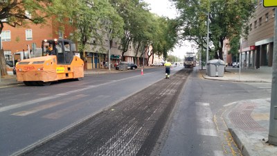 Trabajos de repavimentación de la calzada de la calle Ramón Carande