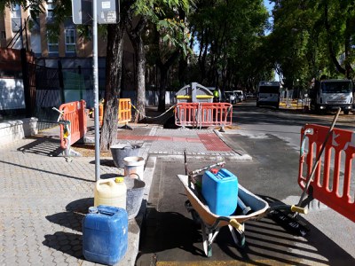 Trabajos en marcha en la calle Guadalbullón para reacondicionar uno de los pasos de peatones 