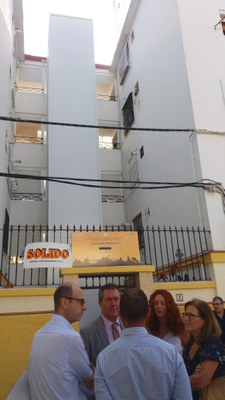 El alcalde Juan Espadas, junto a la delegada del distrito Macarena y técnicos de Urbanismo y de Bienestar Social, delante del bloque de viviendas en el que se ha instalado el nuevo ascensor