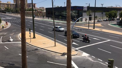 Aspecto de la nueva intersección que ha entrado en funcionamiento. Detrás,  el nuevo supermercado de la firma ALDI construido
