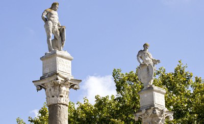 Estatuas de Hércules y Julio César sobre las columnas del extremo sur de la Alameda de Hércules