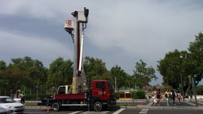 Operarios cambianso proyectores deteriorados en las farolas de la Avda. de Torneo