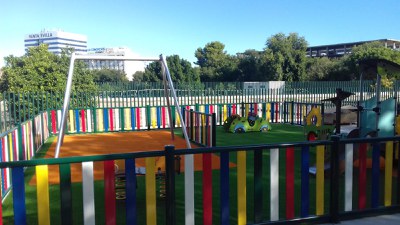Área de juegos infantiles creada sobre anterior plataforma de hormigón en la calle Urbano Orad