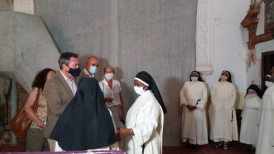 El acalde de Sevilla, Juan Espadas, charla con las hermandas que regentan el convento Madre de Dios en un momento de la visita realizada a las obras de la iglesia