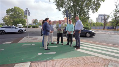 El alcalde junto con miembros de su equipo municipal durante su visita al nuevo tramo de carril bici construido en la Avenida de Jerez