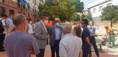El alcalde y el delegado del distrito conversan con los vecinos de la calle Petrarca durante su visita con motivo del final de las obras