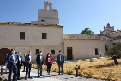 El alcalde de Sevilla y varios delegados municipales del Ayuntamiento delante de los espacios rehabilitados