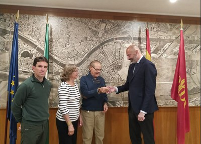 El gerente de Urbanismo, Fernando Vázquez, recibe simbólicamente las llaves del inmueble de manos de su hasta ahora propietario, Antonio Ronquillo