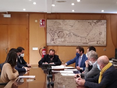 El Gerente de Urbanismo, Juan Carlos de León, firma las escrituras de compraventa de la Gavidia en presencia del notario y de los representantes de la entidad adquiriente