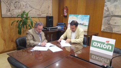 Momento de la firma del convenio de colaboración por parte del Gerente de Urbanismo y el Presidente Ejecutivo de Axion
