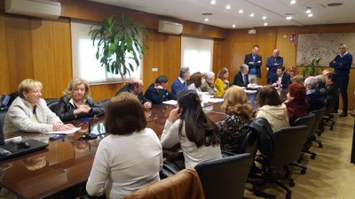 El Gerente de Urbanismo, Rafael Márquez, reunido con todos los propietarios de la casa momentos antes del inicio del acto de firma de las escrituras