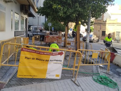 Trabajos de mejora del acerado de una calle de Triana