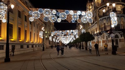 Iluminación instalada la pasada navidad en la Avda. de la Constitución